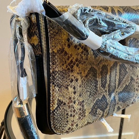 Ultimate RFID Theft-Proof Crossbody Bag - Picture 10 of 14